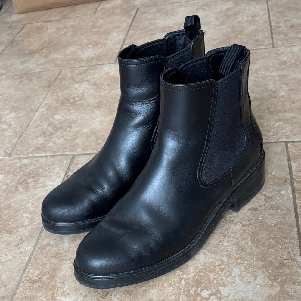 Everlane Black Leather Chelsea Pull On Ankle Boots size 8